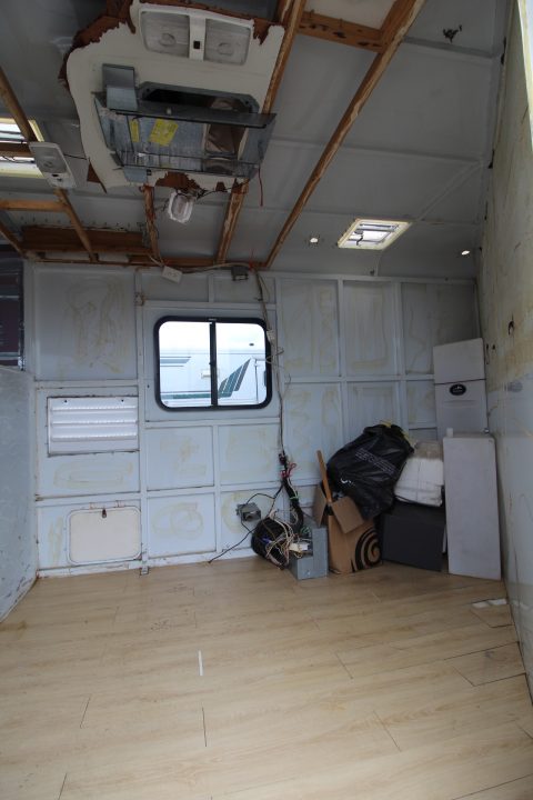 Used 1999 Trails West GN 3 Horse Trailer - Rear Tack - Large Dressing Room - Mangers - Escape Door