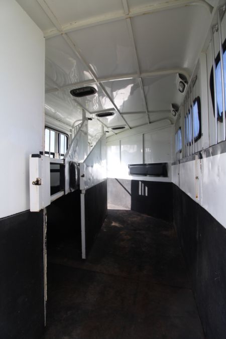 Used 1999 Trails West GN 3 Horse Trailer - Rear Tack - Large Dressing Room - Mangers - Escape Door