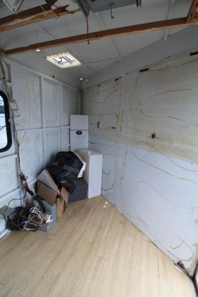 Used 1999 Trails West GN 3 Horse Trailer - Rear Tack - Large Dressing Room - Mangers - Escape Door